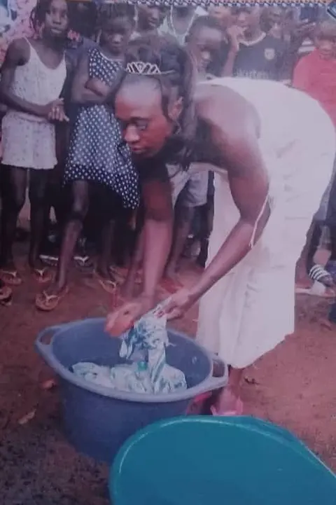 NOIVA LAVANDO ROUPAS